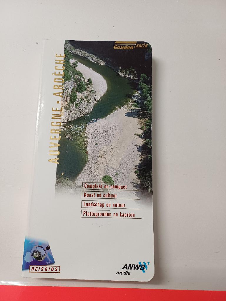 ANWB - Reisgids Gouden Serie - Auvergne - Ardeche, Gelezen, Europa, Ophalen of Verzenden, Reisgids of -boek