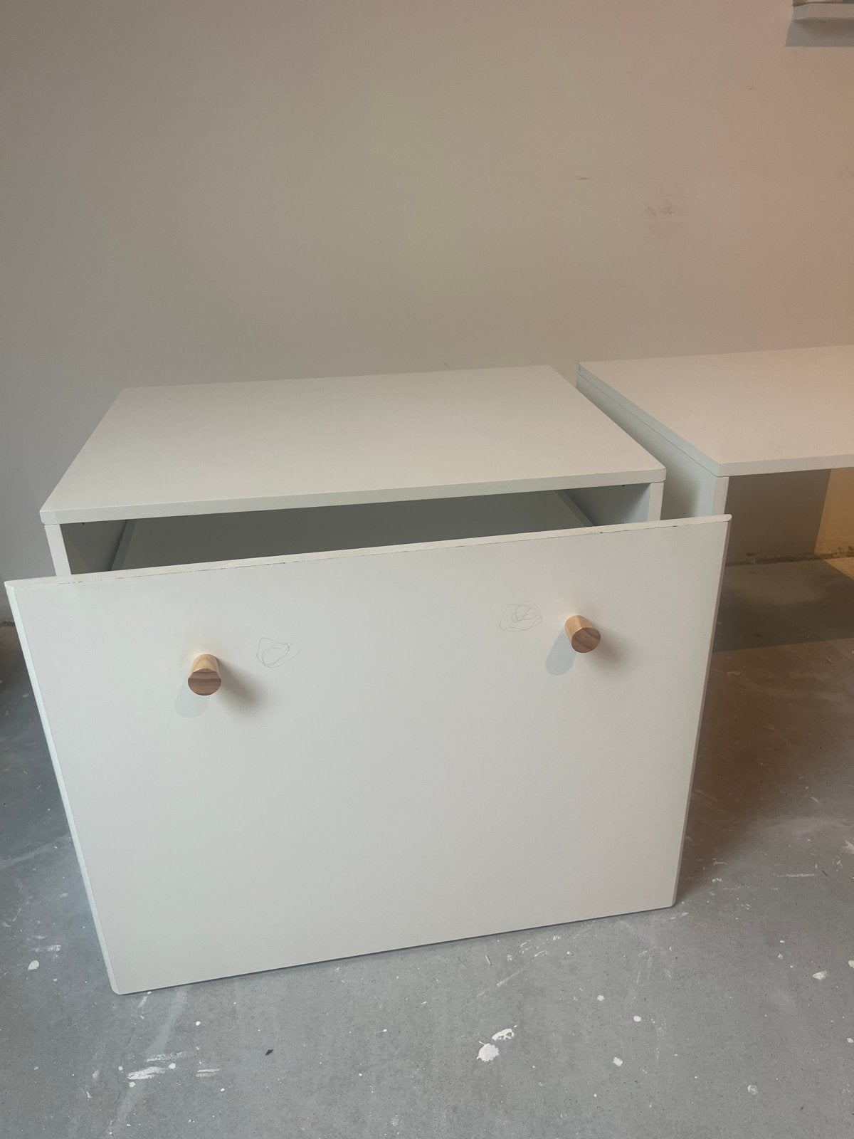 2 tafeltjes met speelgoedlade petit amelie (2 stuks), Huis en Inrichting, Ophalen, Gebruikt