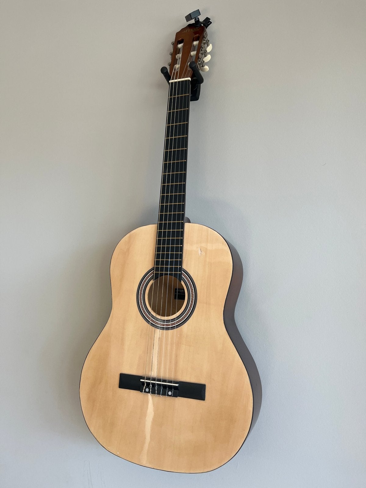 Klassieke gitaar met capo en plectrums, Ophalen of Verzenden, Gebruikt, Klassieke of Spaanse gitaar