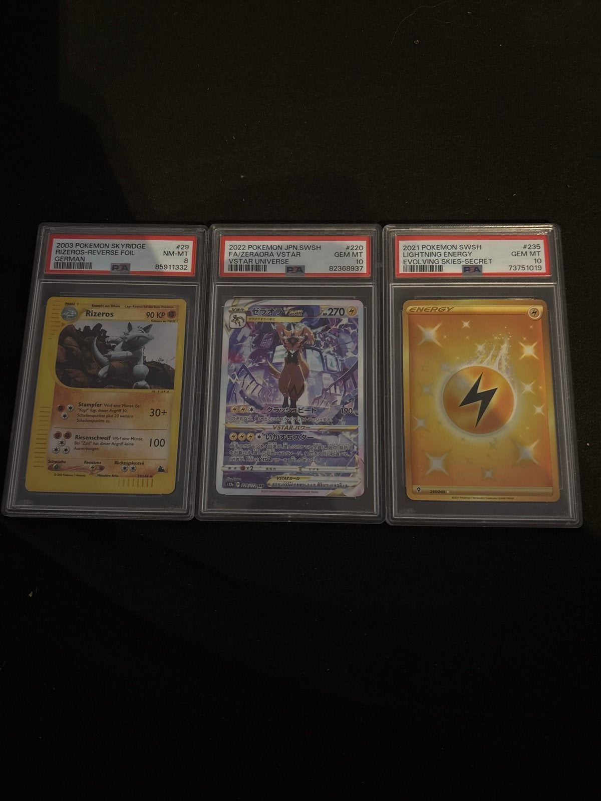 3x PSA Graded Pokémon Kaarten: Rizeros, Zeraora, Energie, Ophalen, Zo goed als nieuw, Meerdere kaarten, Foil