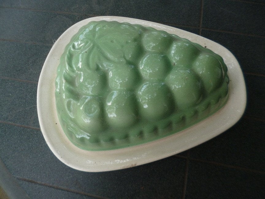 Pudding vorm op onderbord groen / wit Druiven tros, Antiek en Kunst, Antiek | Servies los, Ophalen of Verzenden