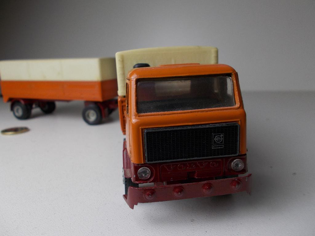 1977 Nacoral (Spain) VOLVO F89 + AANHANGWAGEN I.z.g.st., Hobby en Vrije tijd, Modelauto's | 1:50, Ophalen of Verzenden, Zo goed als nieuw