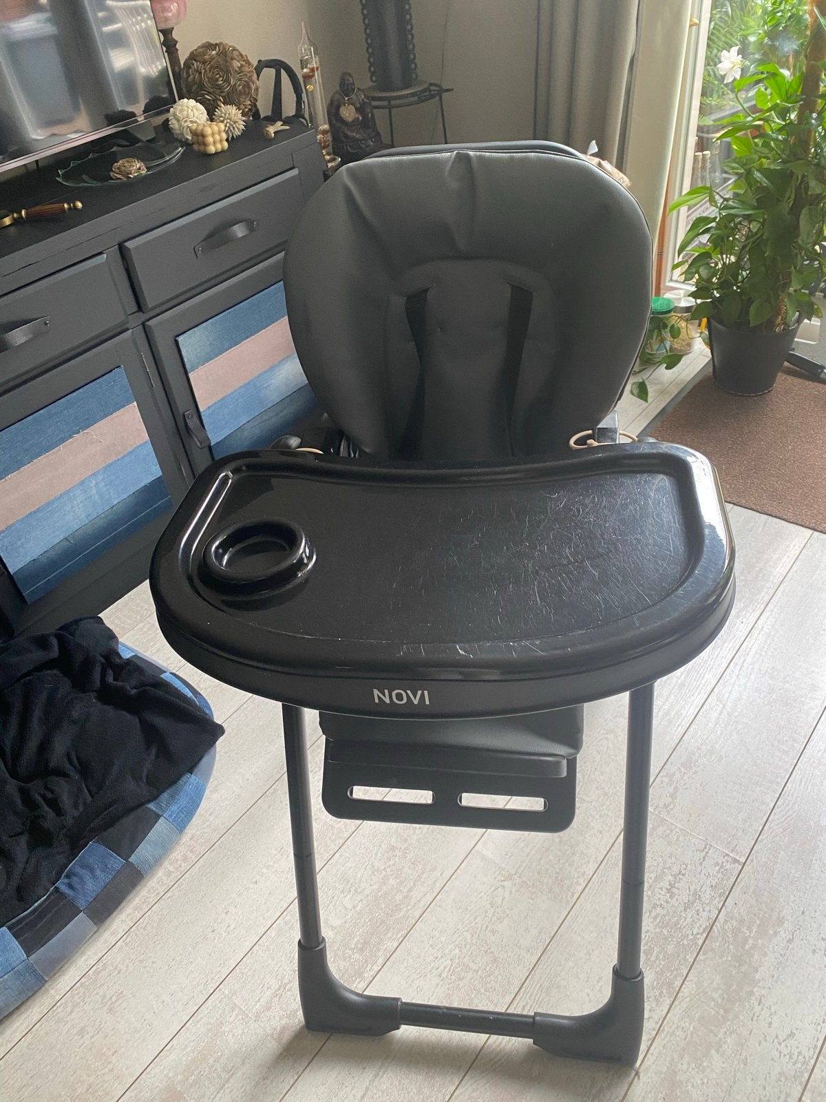 Novi Baby Kinderstoel - Zwart met afneembaar eetblad, Ophalen, Zo goed als nieuw, Overige typen, Afneembaar eetblad