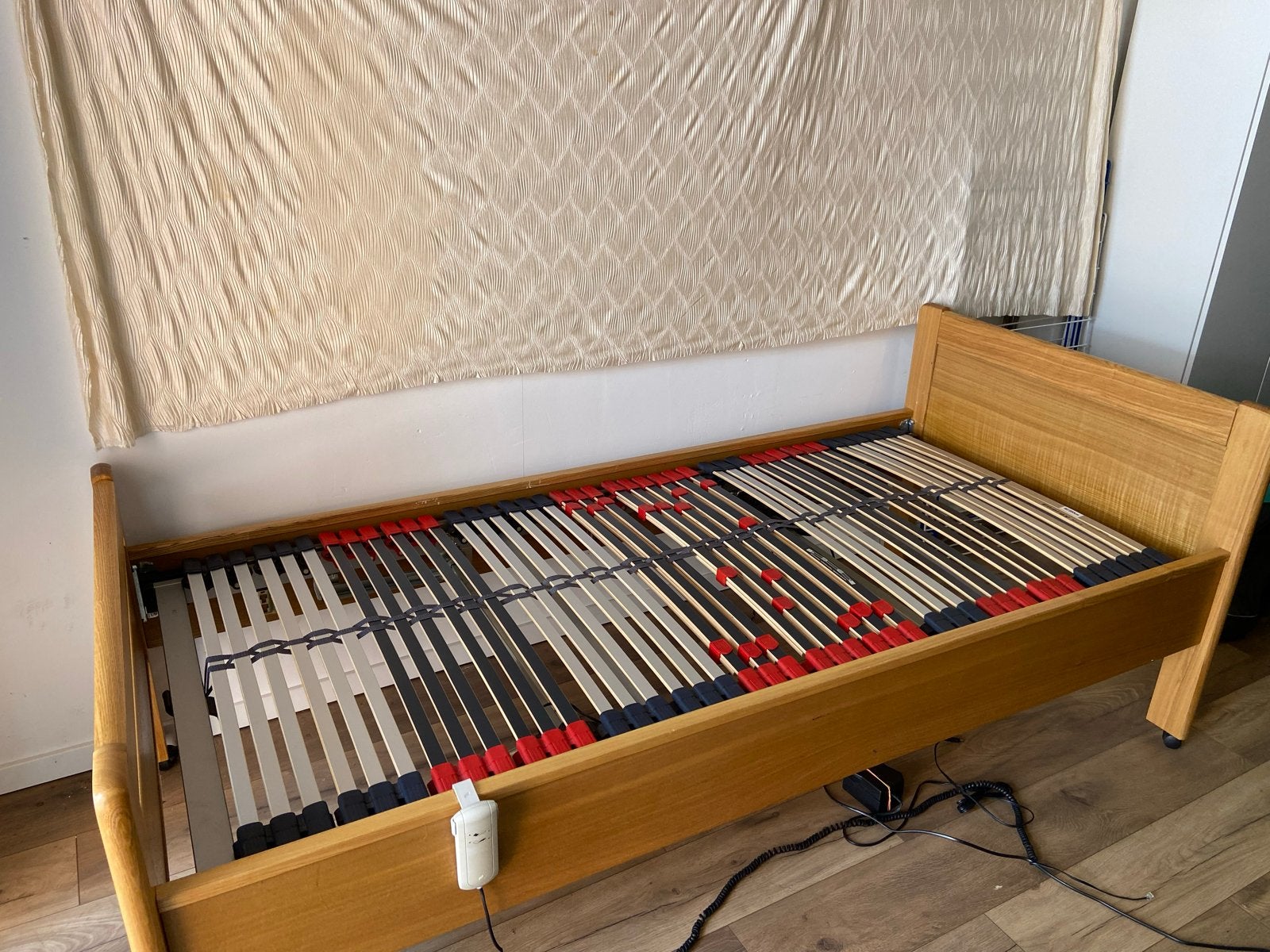 Bed met elektrisch verstelbare beddenbodem - Eenpersoons, 90 cm, Eenpersoons, Bruin, Ophalen of Verzenden