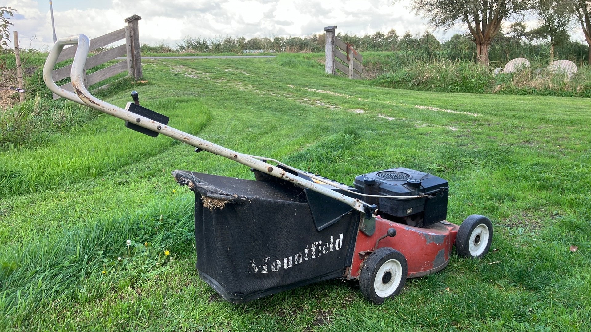Mountfield grasmaaier, Tuin en Terras, Ophalen, Zo goed als nieuw, Benzine