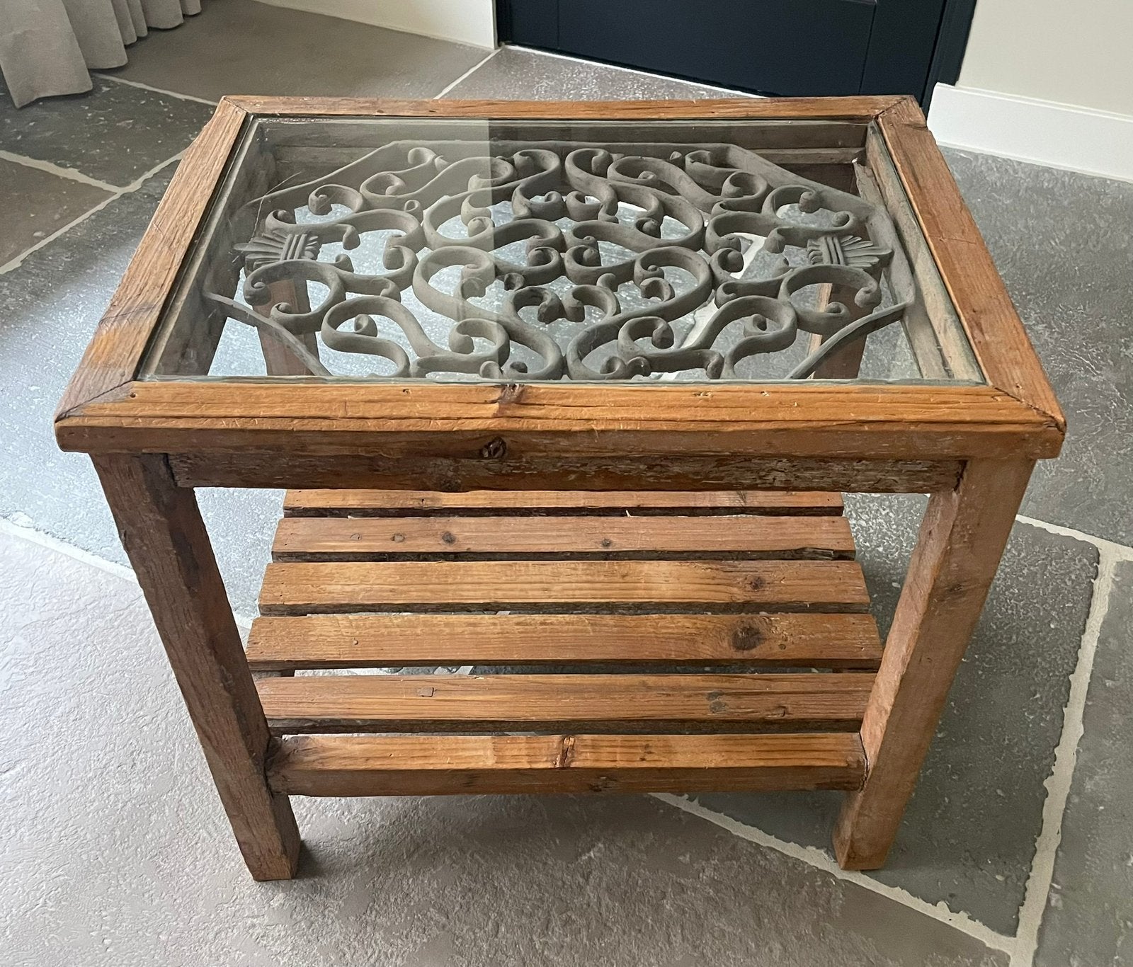Bijzettafeltje Teak/smeedijzer/glasplaat, Huis en Inrichting, Tafels | Bijzettafels, Ophalen, Minder dan 55 cm, 45 tot 60 cm