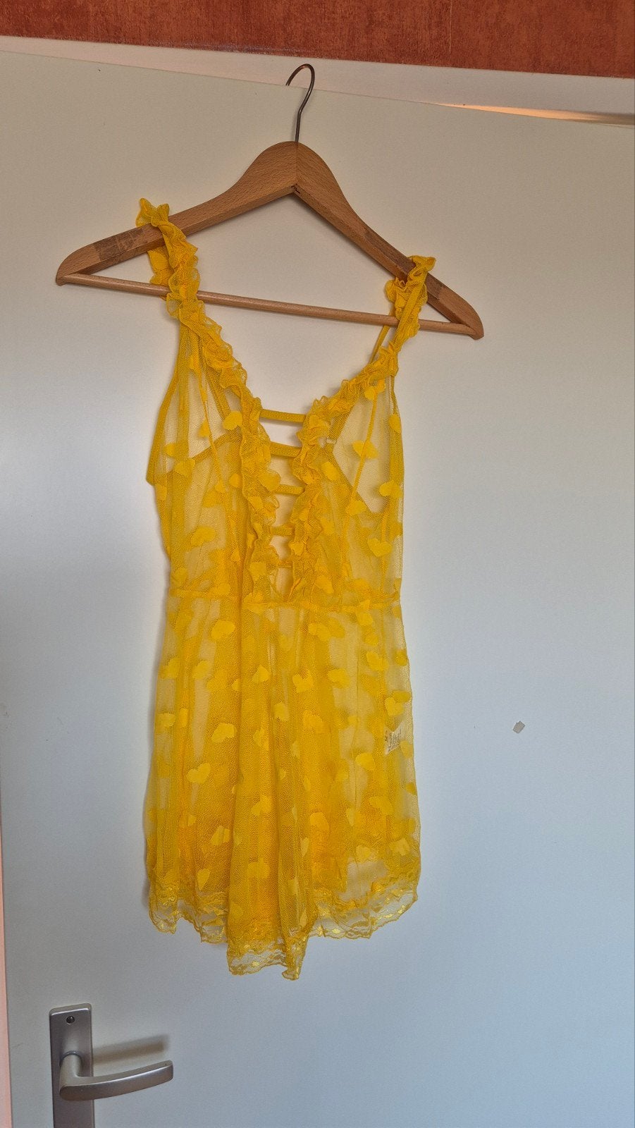 Prachtig nieuw geel kanten nachthemdje in maat M., Kleding | Dames, Ophalen of Verzenden, Geel, Hemd