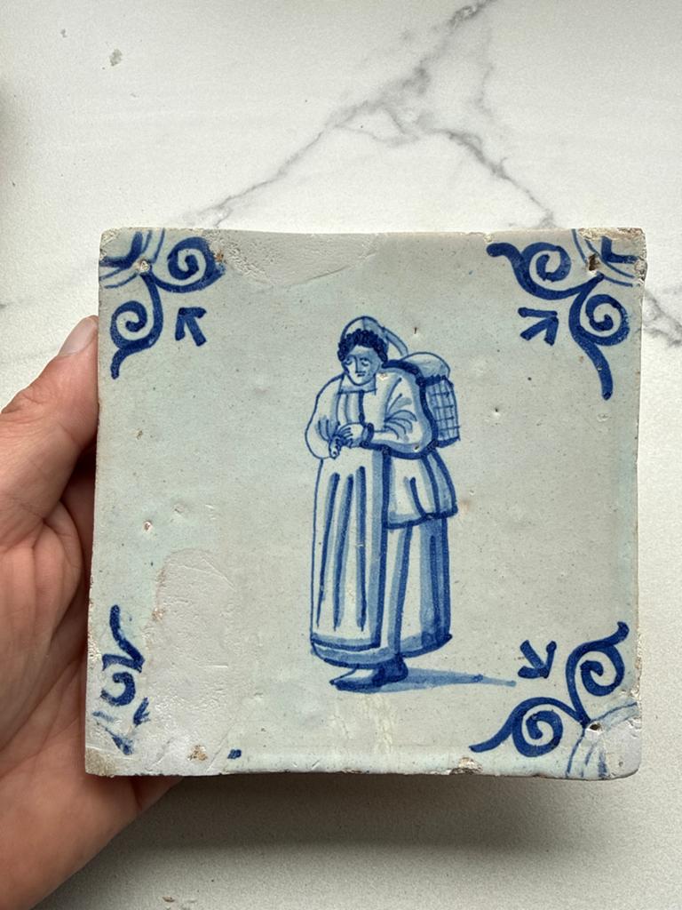 Antieke 17e-eeuwse Delfts blauwe tegel met vrouw, Ophalen of Verzenden
