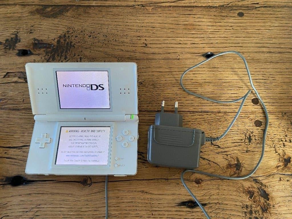 Nintendo plus twee spelen, Spelcomputers en Games, Games | Nintendo DS, Avontuur en Actie, Gebruikt, 1 speler, Ophalen of Verzenden