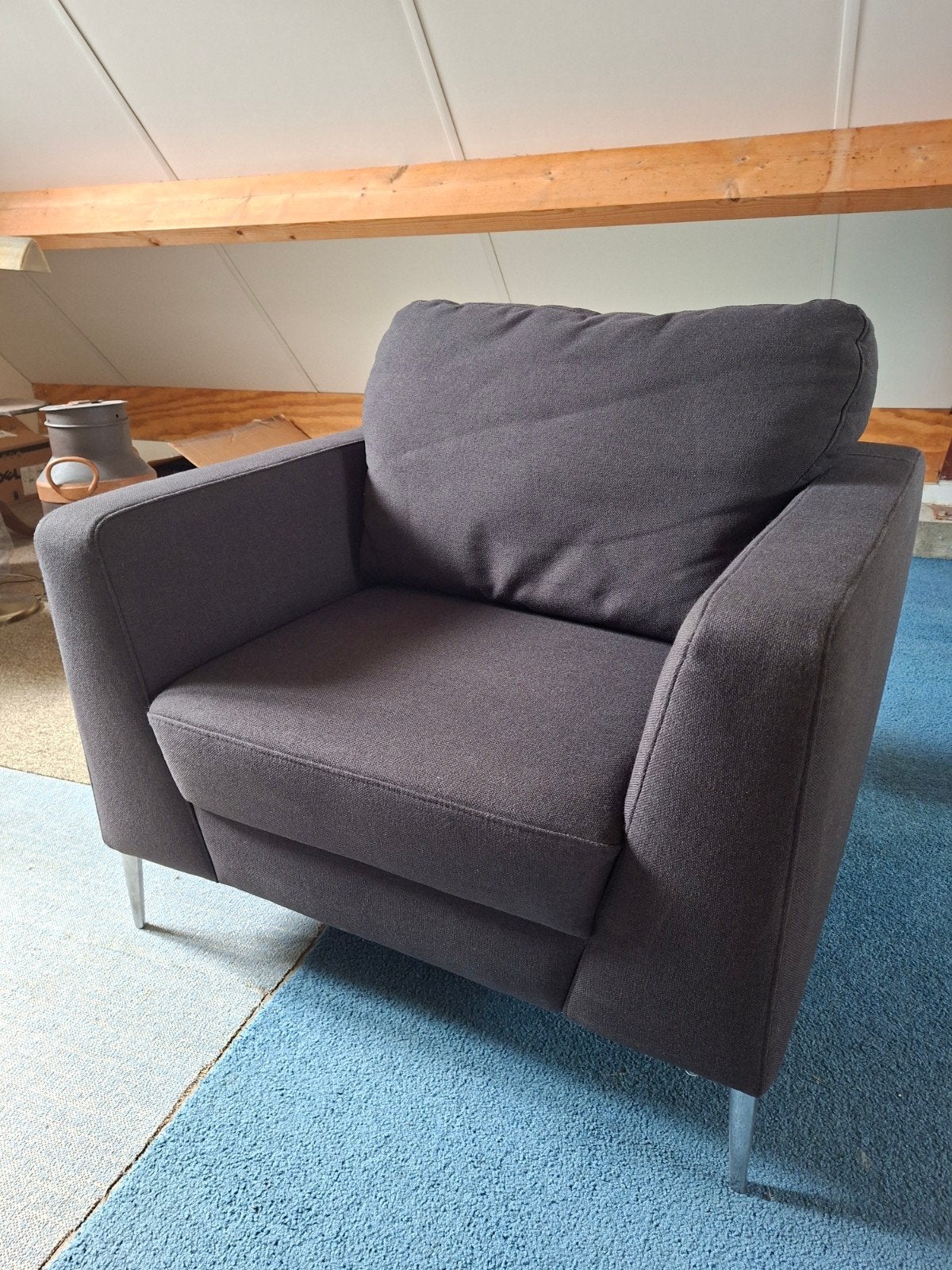 Comfortabele donkergrijze/zwart fauteuil, Ophalen, 75 tot 100 cm, Zo goed als nieuw, Metaal