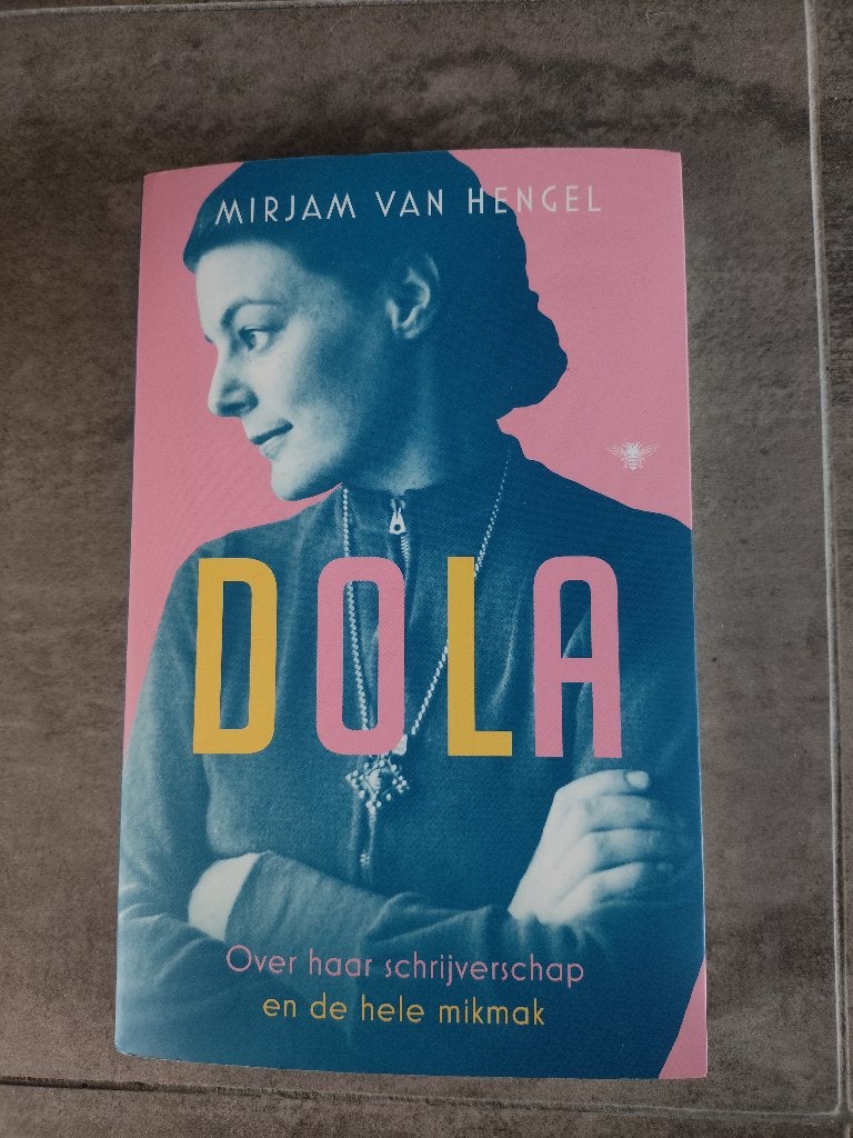 DOLA Over haar schrijversschap en de hele mikmak in nette st, Ophalen of Verzenden, Zo goed als nieuw