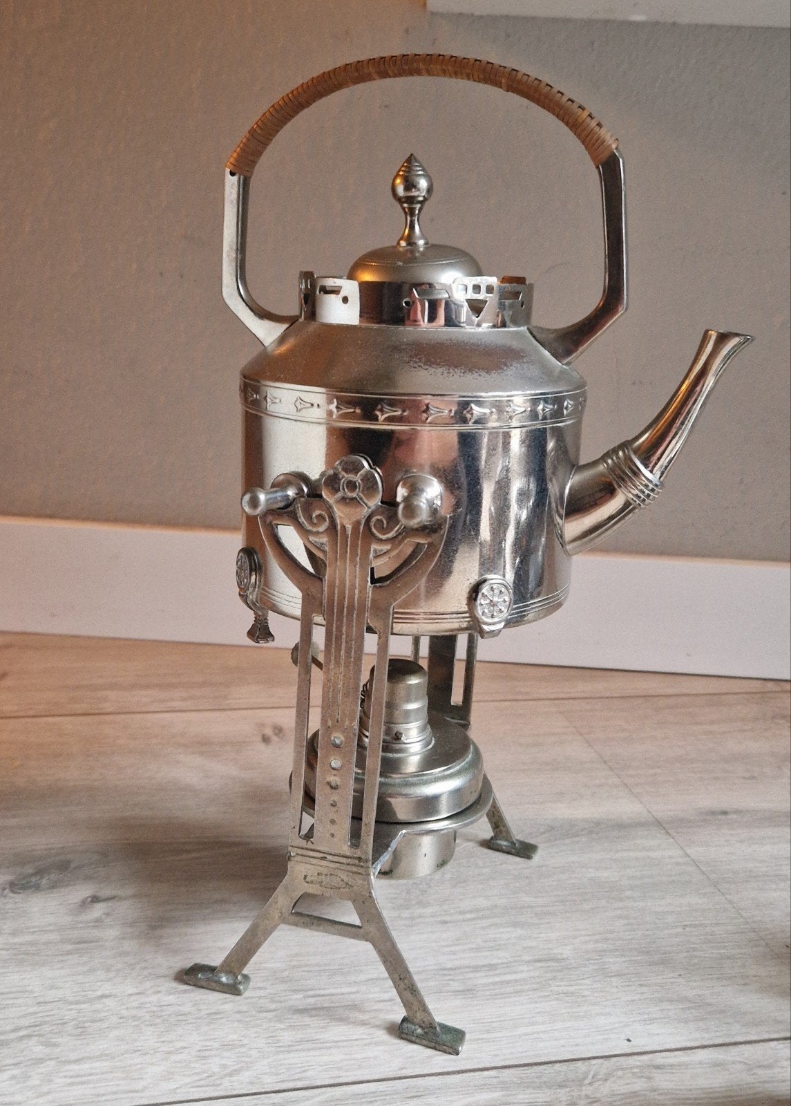 Antieke verzilverde theeketel met brander, Ophalen