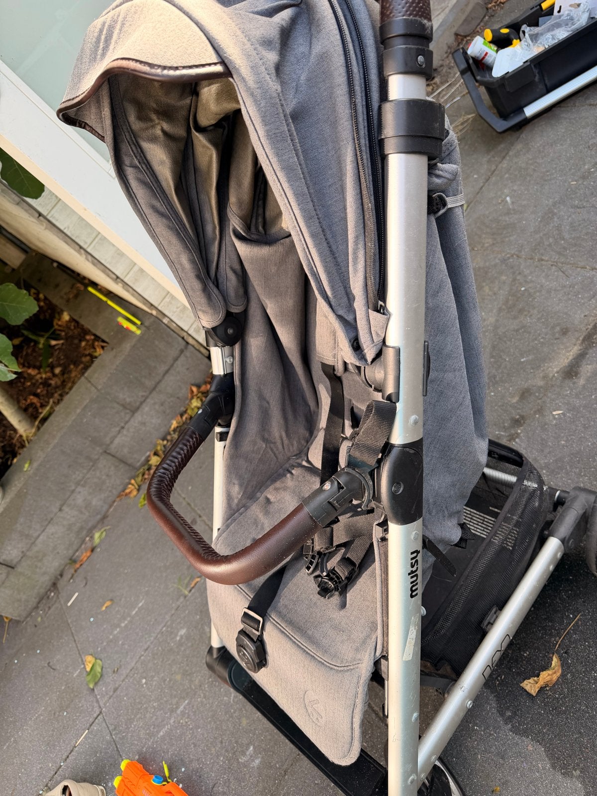 Mutsy kinderwagen, grijs, inclusief regenhoes, Kinderen en Baby's, Kinderwagens en Combinaties, Ophalen, Gebruikt, Kinderwagen