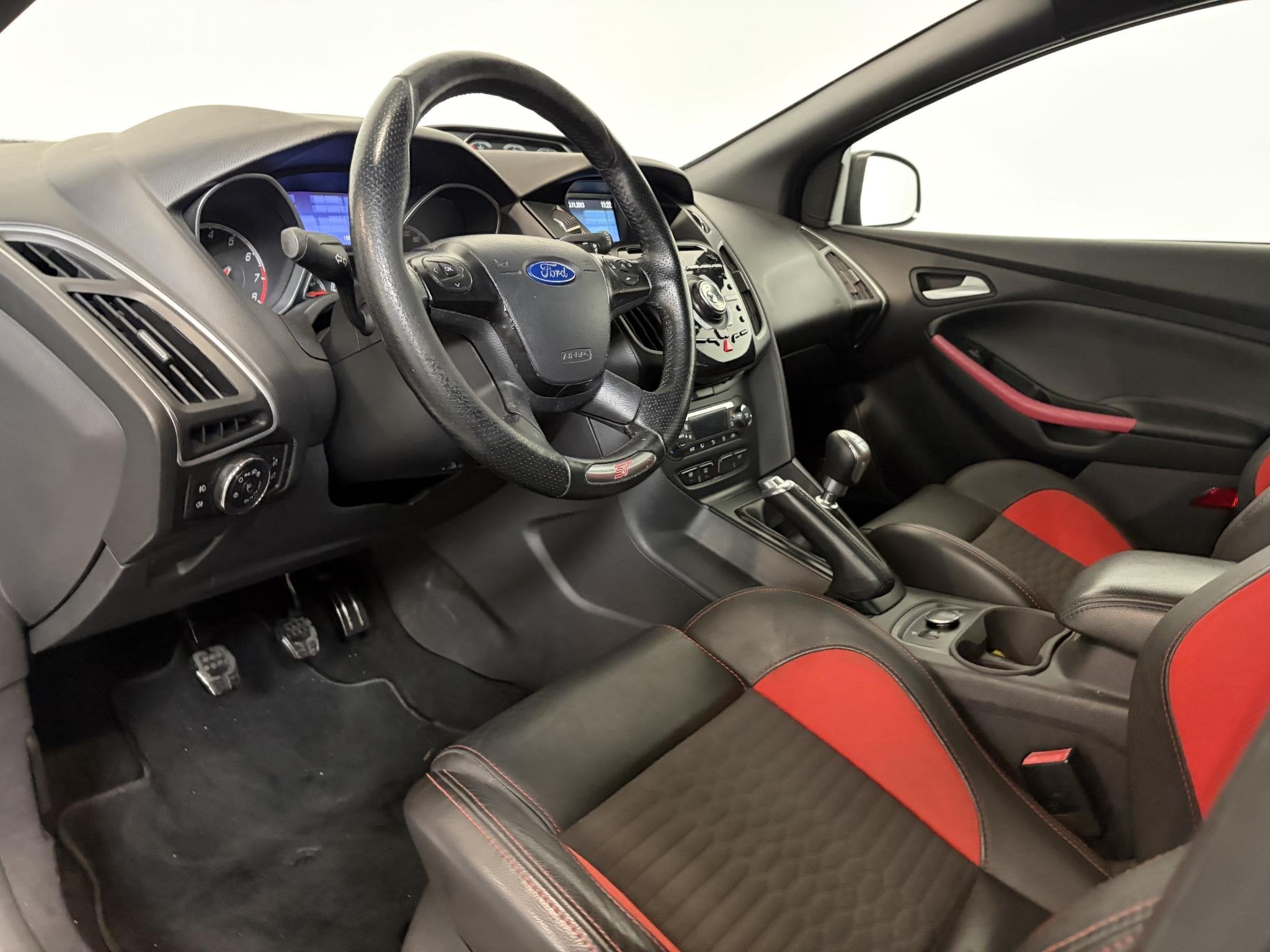 Ford Focus Wagon 2.0 EcoBoost ST-2 Navigatie Lederen bekledi, Auto's, Euro 5, Gebruikt, 4 cilinders, Leder en Stof
