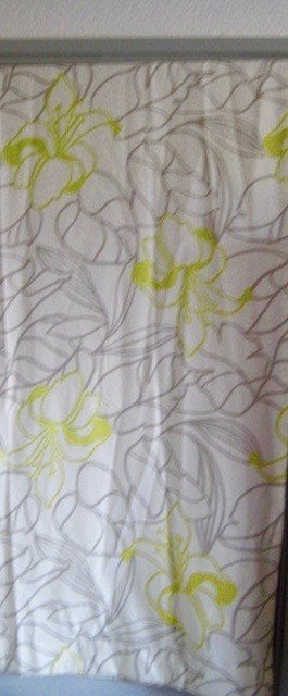 2 FRISSE GORDIJNEN MET MOOIE BLOEMEN DECORATIE, VINTAGE, Ophalen of Verzenden, Gordijn, Met ringen, 240 cm