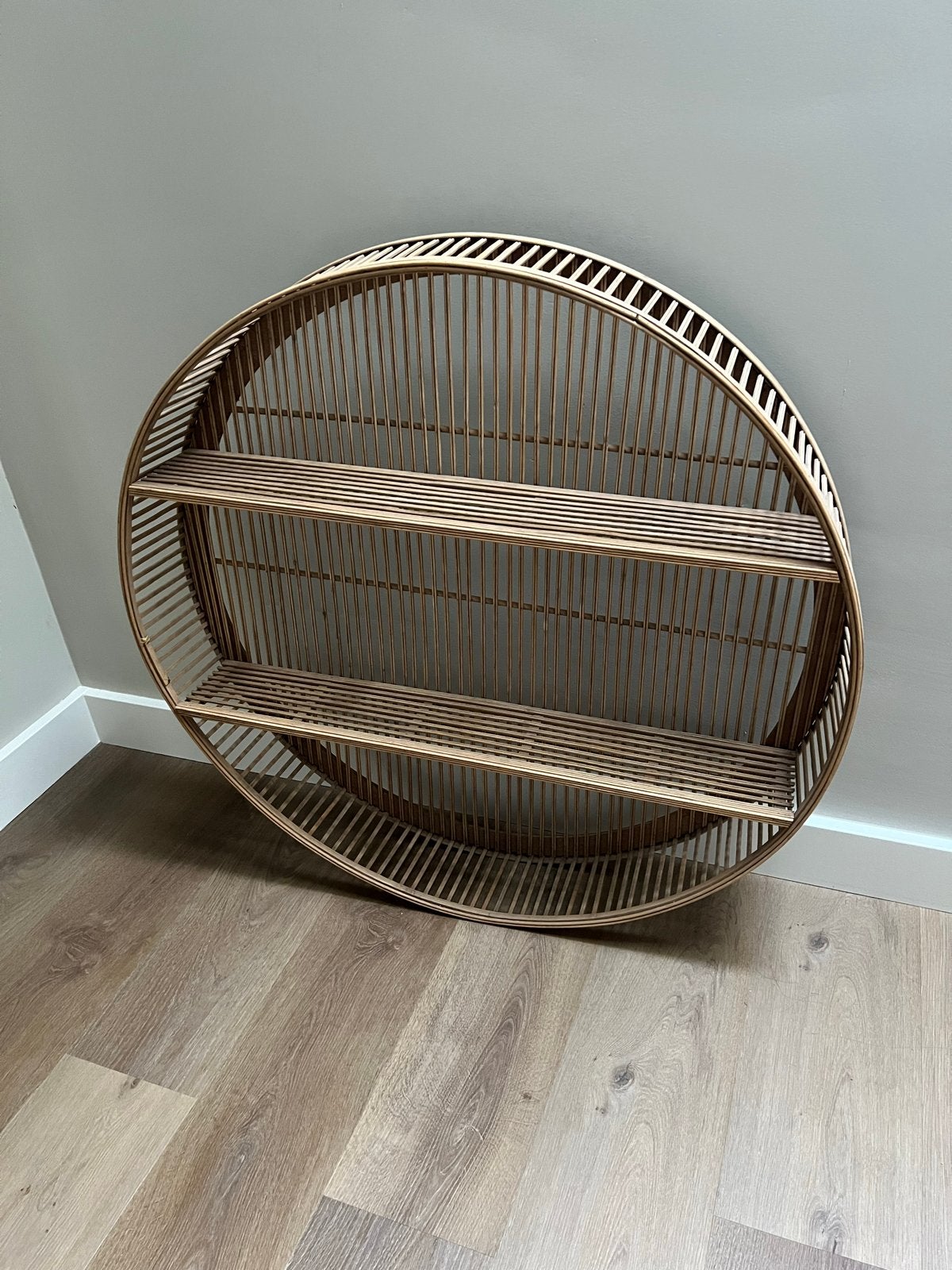 Ronde rotan bamboe wandrek wandkastje Xenos, Ophalen, Bruin, Zo goed als nieuw, Wanddecoratie