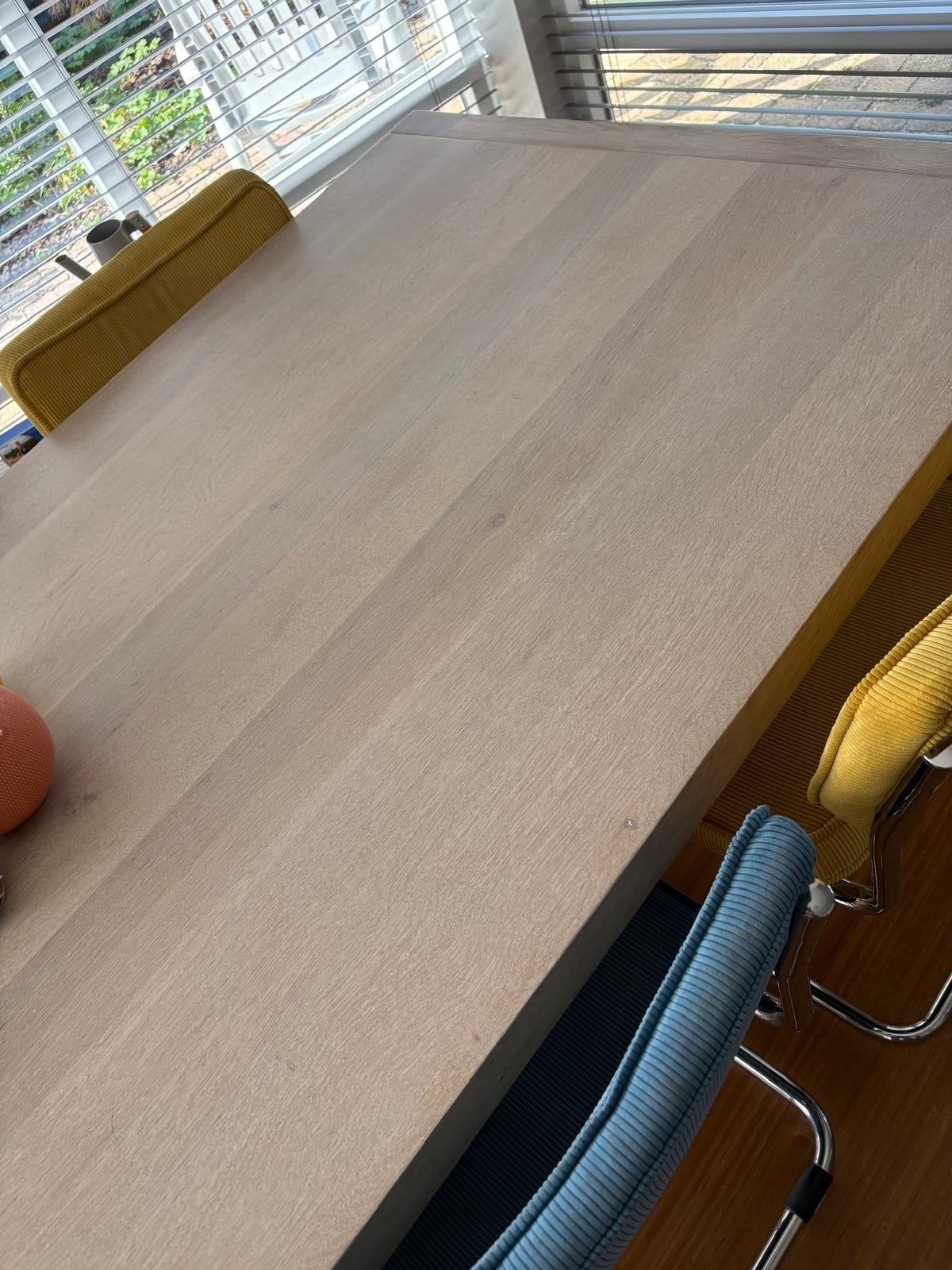 Foto 4 van Blank eiken eettafel met 6 stoelen - Modern en comfortabel