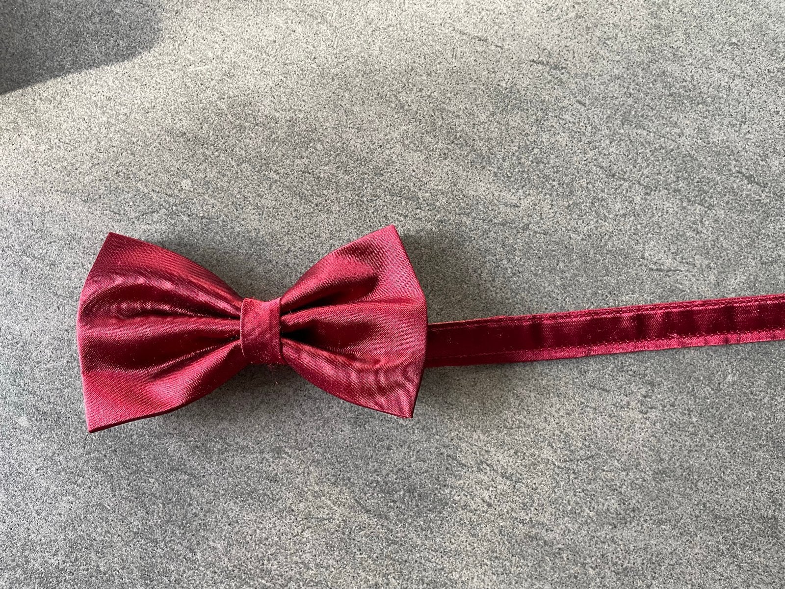 Bordeauxrode vlinderdas, Kleding | Heren, Stropdassen, Ophalen of Verzenden, Zo goed als nieuw, Overige kleuren, Effen