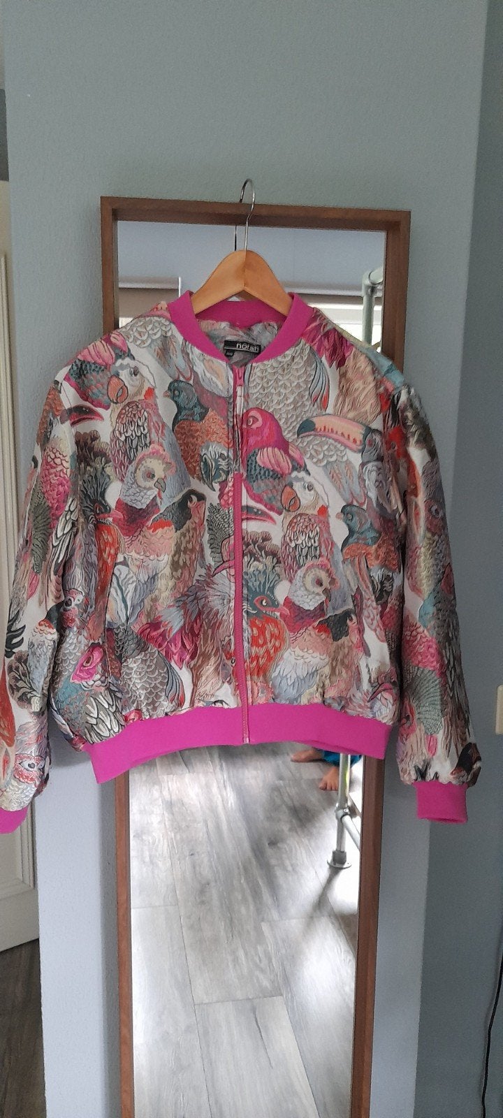 Norah Bomberjack maat 34/36 met vogelprint en fuchsia detail, Kleding | Dames, Maat 38/40 (M), Meerkleurig, Ophalen of Verzenden