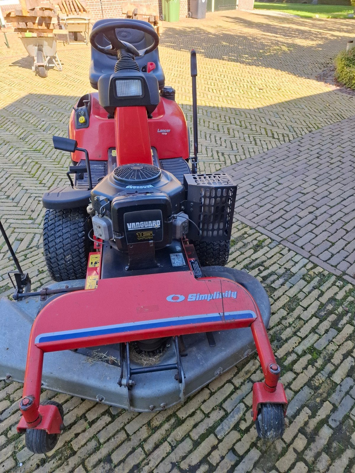 Foto 2 van Zitmaaier Simplicity Lancer 16hp - aandrijving defect