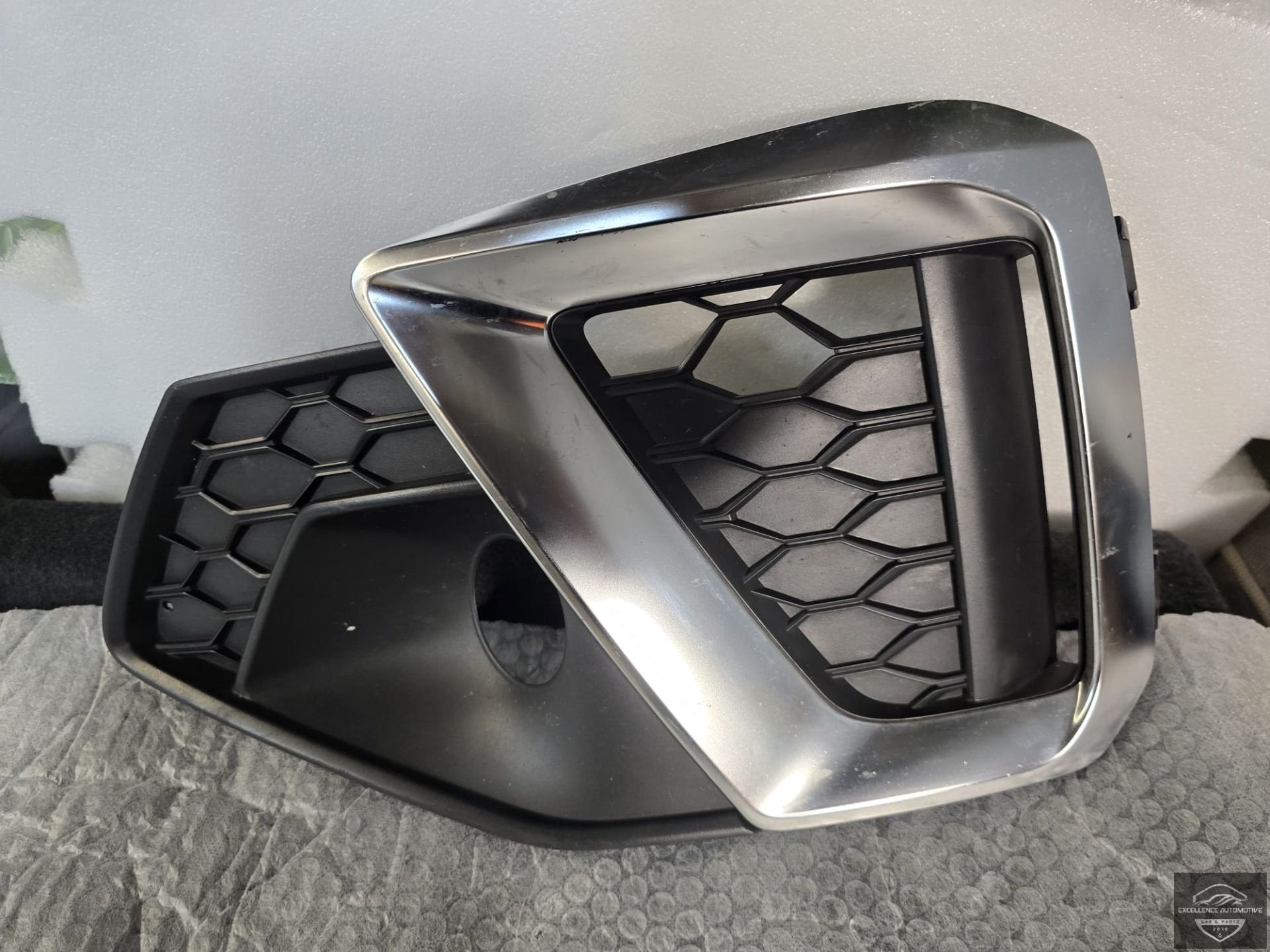 Audi A4 8W B9 Facelift Voorbumper Rooster Links 8W0807681AM, Gebruikt, AUDI AG, Kundenbetreuung@audi.de, Bumper
