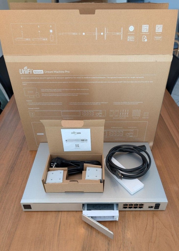 Ubiquiti UniFi Dream Machine Pro (UDM-Pro), Computers en Software, Routers en Modems, Verzenden, Zo goed als nieuw, Router met modem