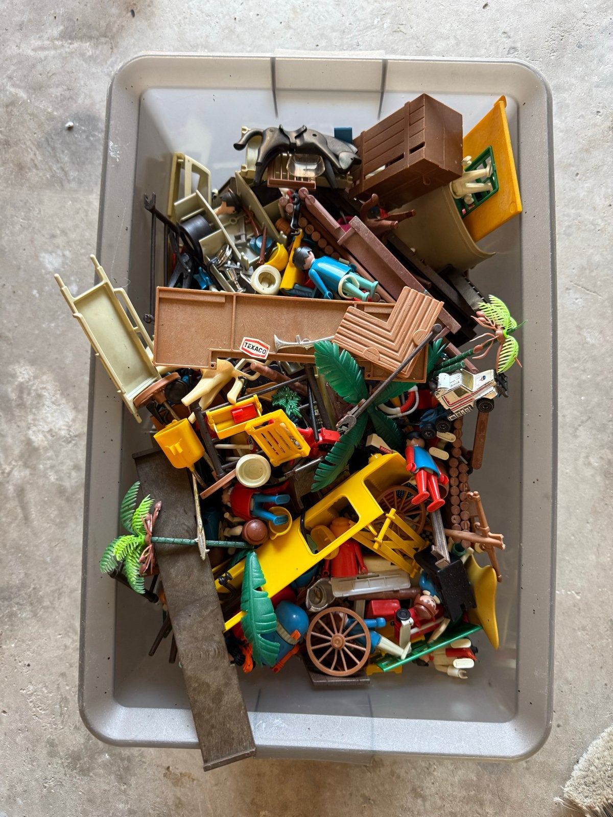 Krat vol vintage Playmobil uit de jaren '80 met Lego, Kinderen en Baby's, Speelgoed | Playmobil, Ophalen, Gebruikt, Losse onderdelen