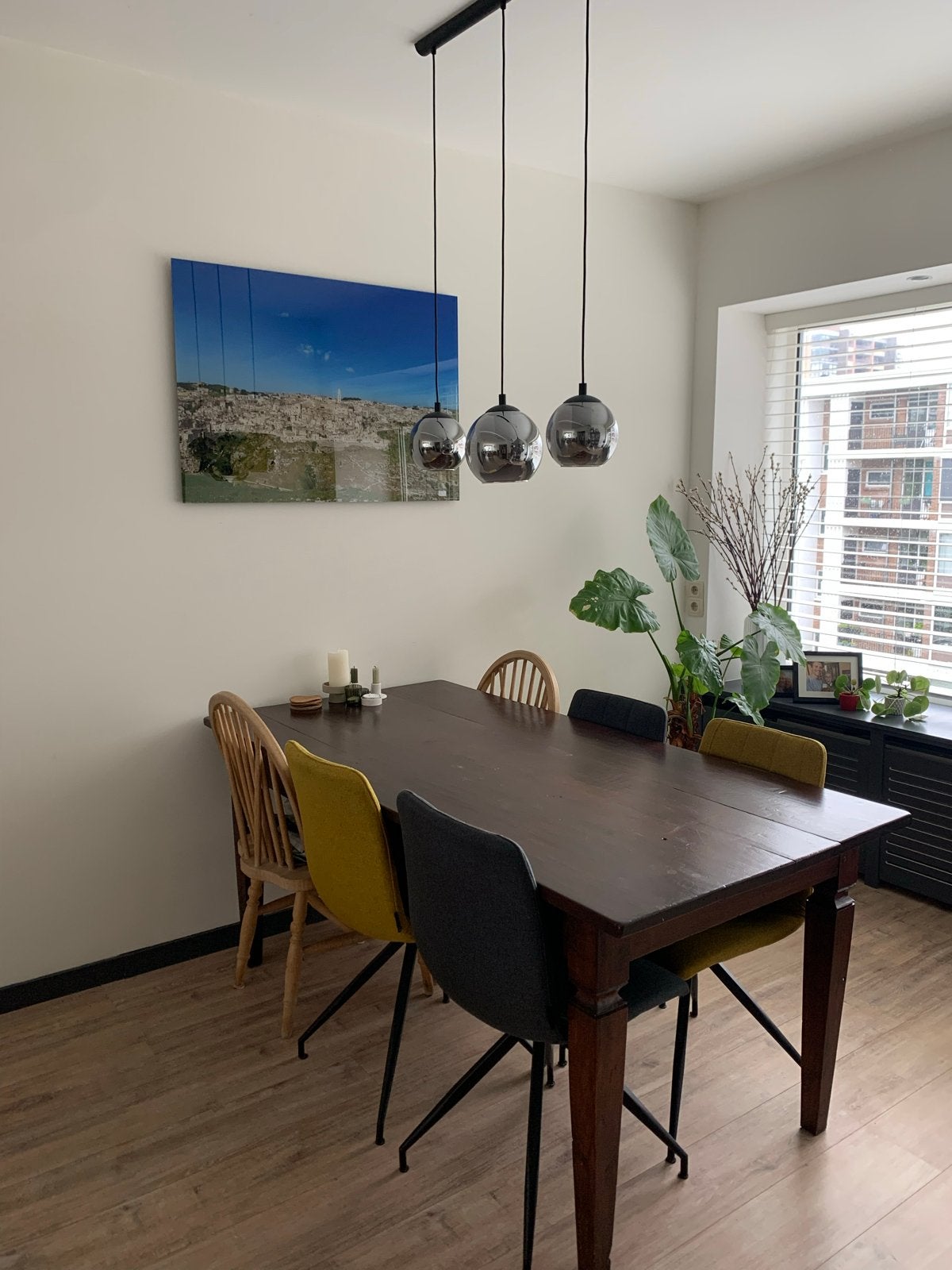 Moderne hanglamp met 3 rookglazen bollen, Ophalen of Verzenden, Zo goed als nieuw, Glas, E14 (klein)