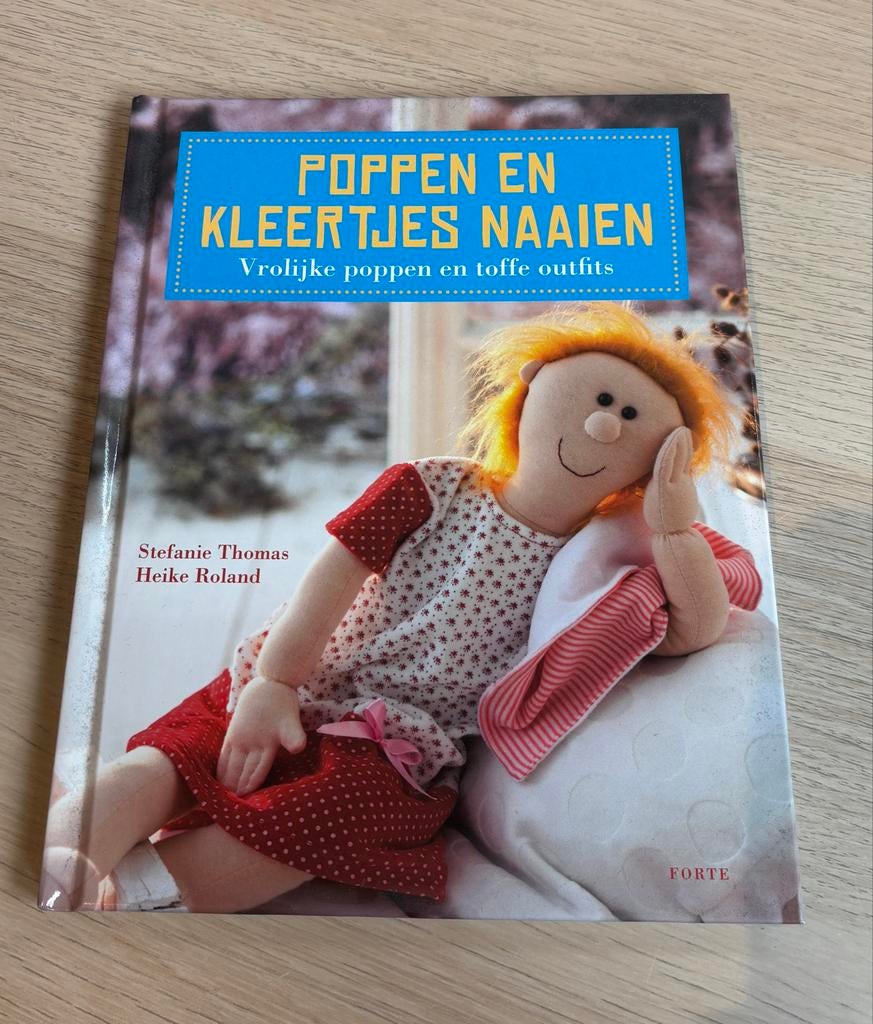Poppen en Kleertjes Naaien: Vrolijke poppen en toffe outfits, Boeken, Ophalen, Zo goed als nieuw, Borduren en Naaien, Geschikt voor kinderen