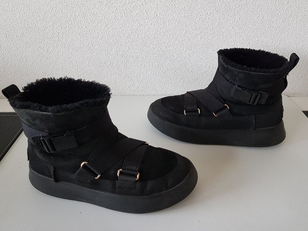 Zwarte Ugg vallen maat 39 maar is = MAAT 40, Kleding | Dames, Verzenden, Zwart, Ugg / UGG, Sneakers of Gympen