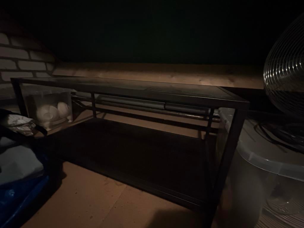 Zwart metalen bijzet tafel/kastje met glazen blad (ikea), Ophalen, Minder dan 55 cm, Zo goed als nieuw, 60 cm of meer