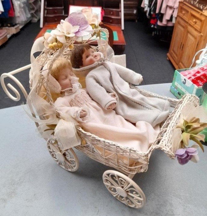 Brocante poppen wiegje met porseleinen popjes, Verzamelen, Poppen, Ophalen of Verzenden, Zo goed als nieuw, Pop