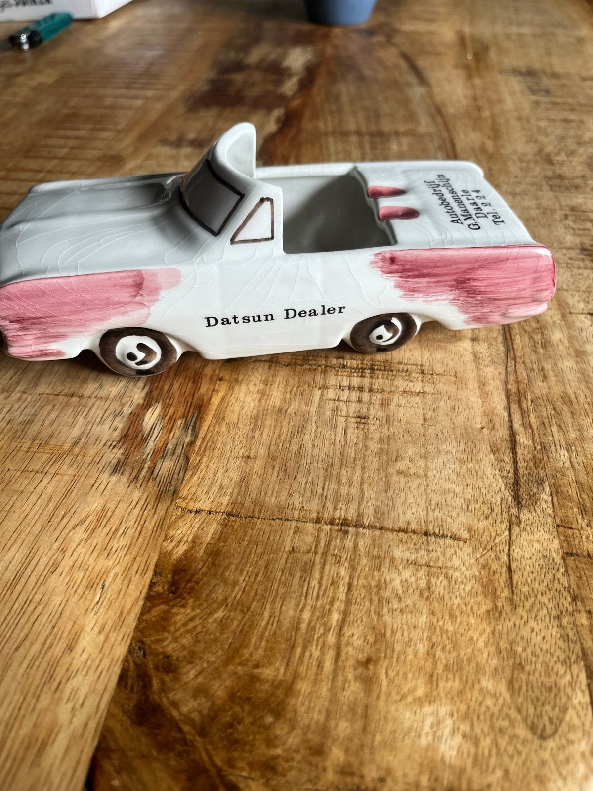 Datsun Dealer keramische auto asbak maneschijn Daarle, Verzamelen, Automerken, Motoren en Formule 1, Gebruikt, Auto's, Ophalen of Verzenden