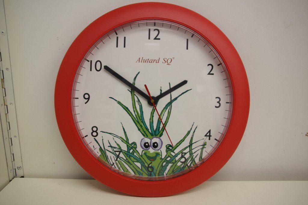Wandklok rond met rode rand. Nieuw in doos., Wandklok, Analoog, Werkt op batterijen, Nieuw