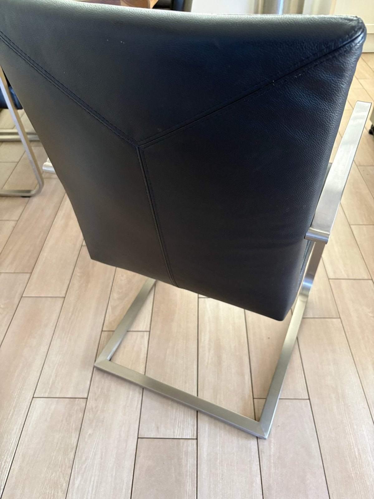 Te koop gevraagd 2 stoelen leer met metalen frame, Ophalen, Gebruikt, Zwart, Leer