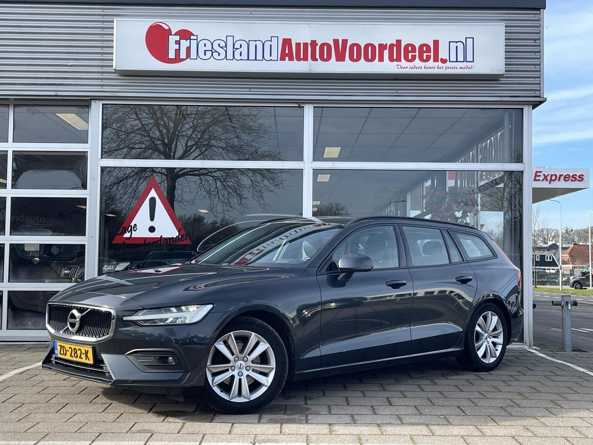 Volvo V60 2.0 D3 BTW / Automaat / Camera / 1e eigenaar/Trekh, Euro 6, 4 cilinders, Leder en Stof, Diesel