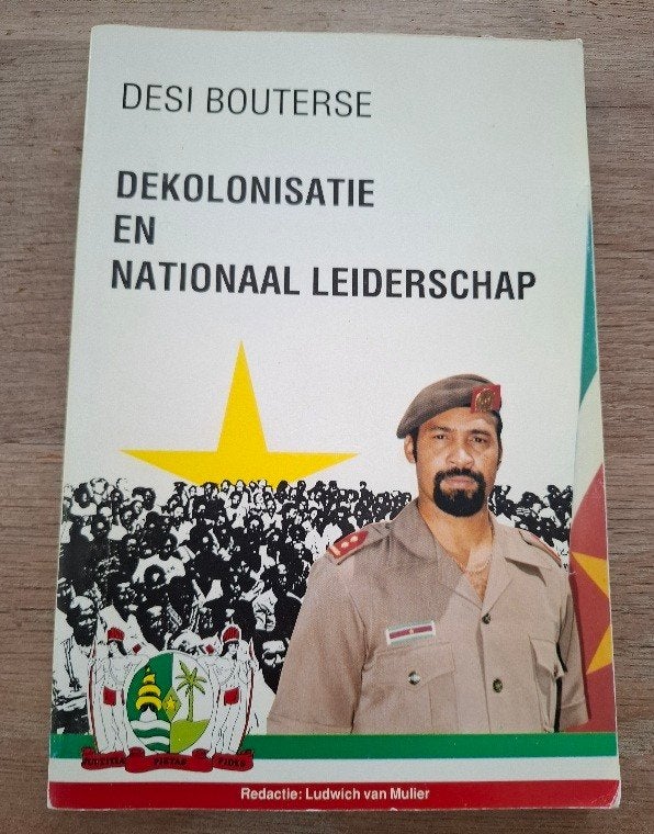 Desi Bouterse De kolonisatie en Nationaal Leiderschap, Europa, Ophalen of Verzenden, Desi Bouterse, 20e eeuw of later