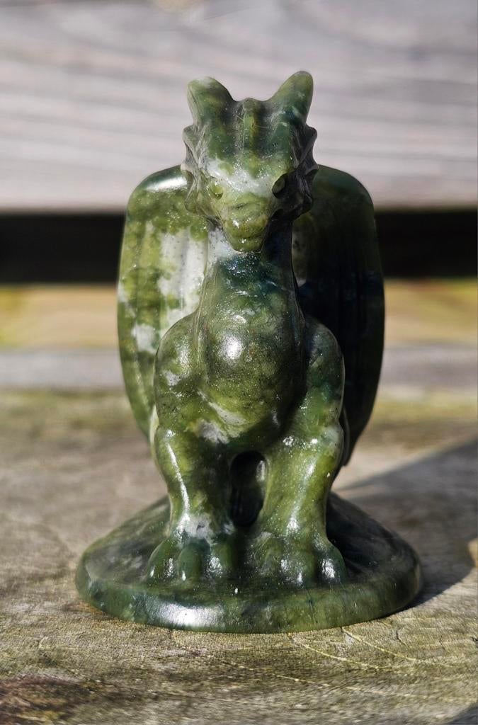 Knap nefriet jade draakje, Verzamelen, Mineralen en Fossielen, Ophalen of Verzenden
