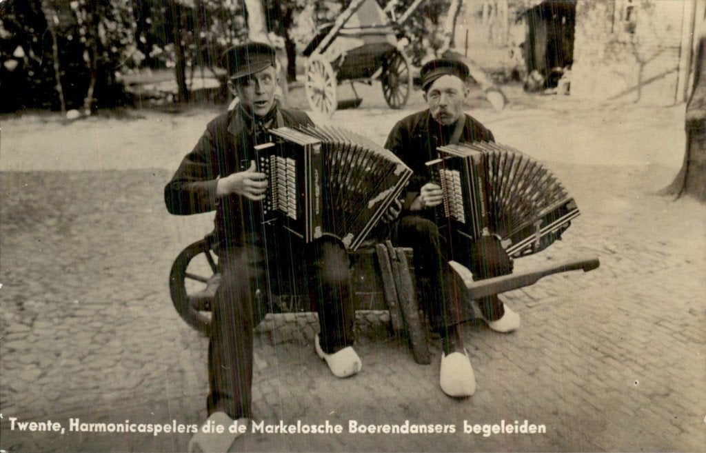 Twente - Harmonicaspelers - Markelosche Boerendansers, Verzamelen, Ansichtkaarten | Nederland, Ophalen of Verzenden, 1920 tot 1940