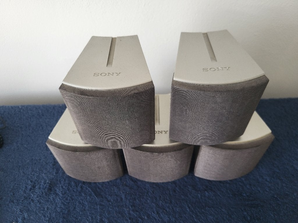 5 kleine Sony luidspeakers (surroundsystem)
