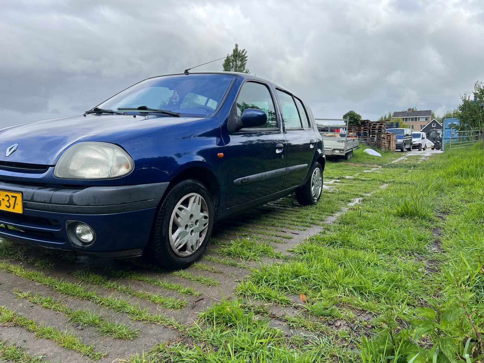 Renault Clio 1.6 RN AUT 1999 Blauw mooie prijs, Auto's, 535 kg, 40 €/maand, 4 cilinders, Blauw