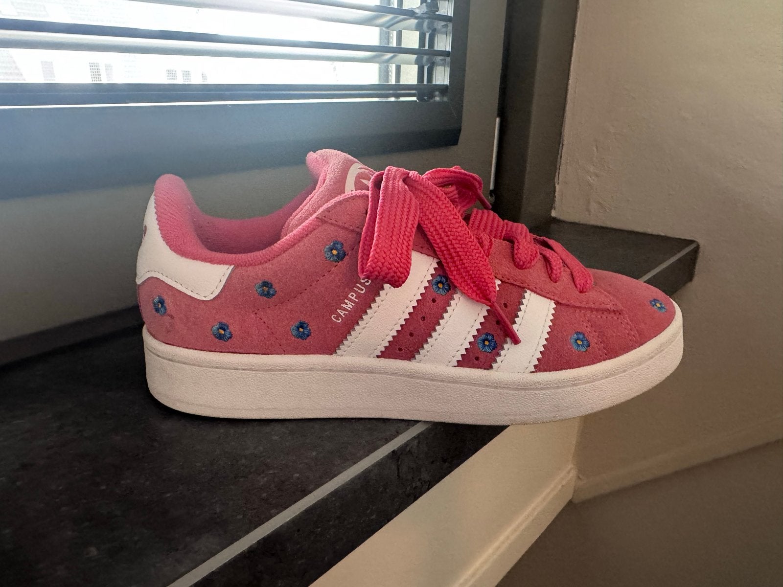 Adidas Campus sneakers roze met bloemetjes, Kleding | Dames, Ophalen of Verzenden, Zo goed als nieuw, Roze, Sneakers of Gympen