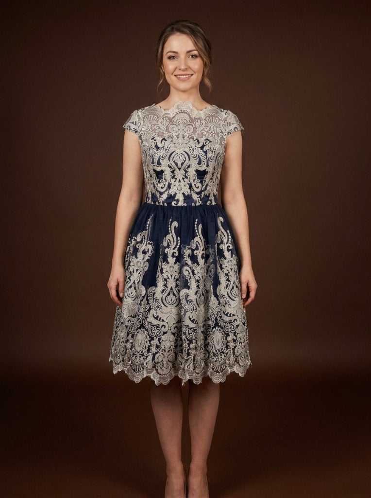 Chi Chi London - Marineblauwe cocktailjurk met goudkleurig k, Kleding | Dames, Maat 38/40 (M), Blauw, Cocktailjurk, Ophalen of Verzenden