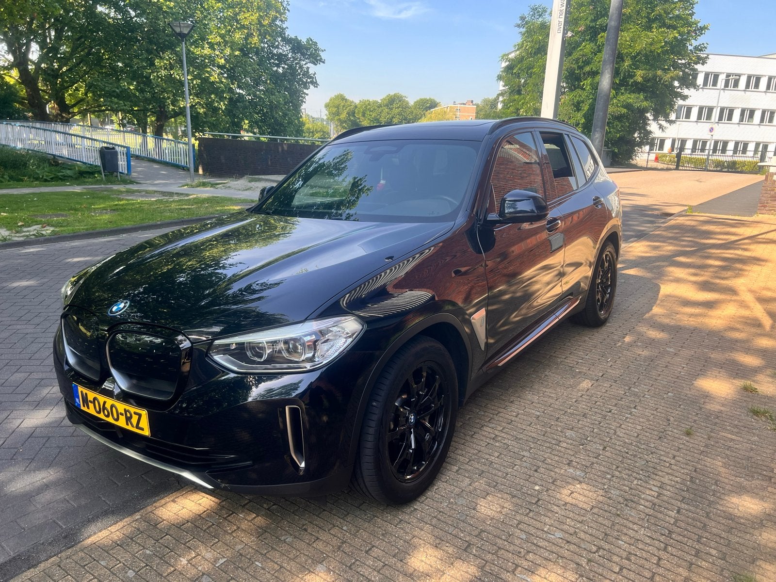 BMW iX3 286pk Aut 2021 Zwart SOH 100% + NAP 2 eigenaar, Auto's, Automaat, Achterwielaandrijving, 750 kg, 110 €/maand