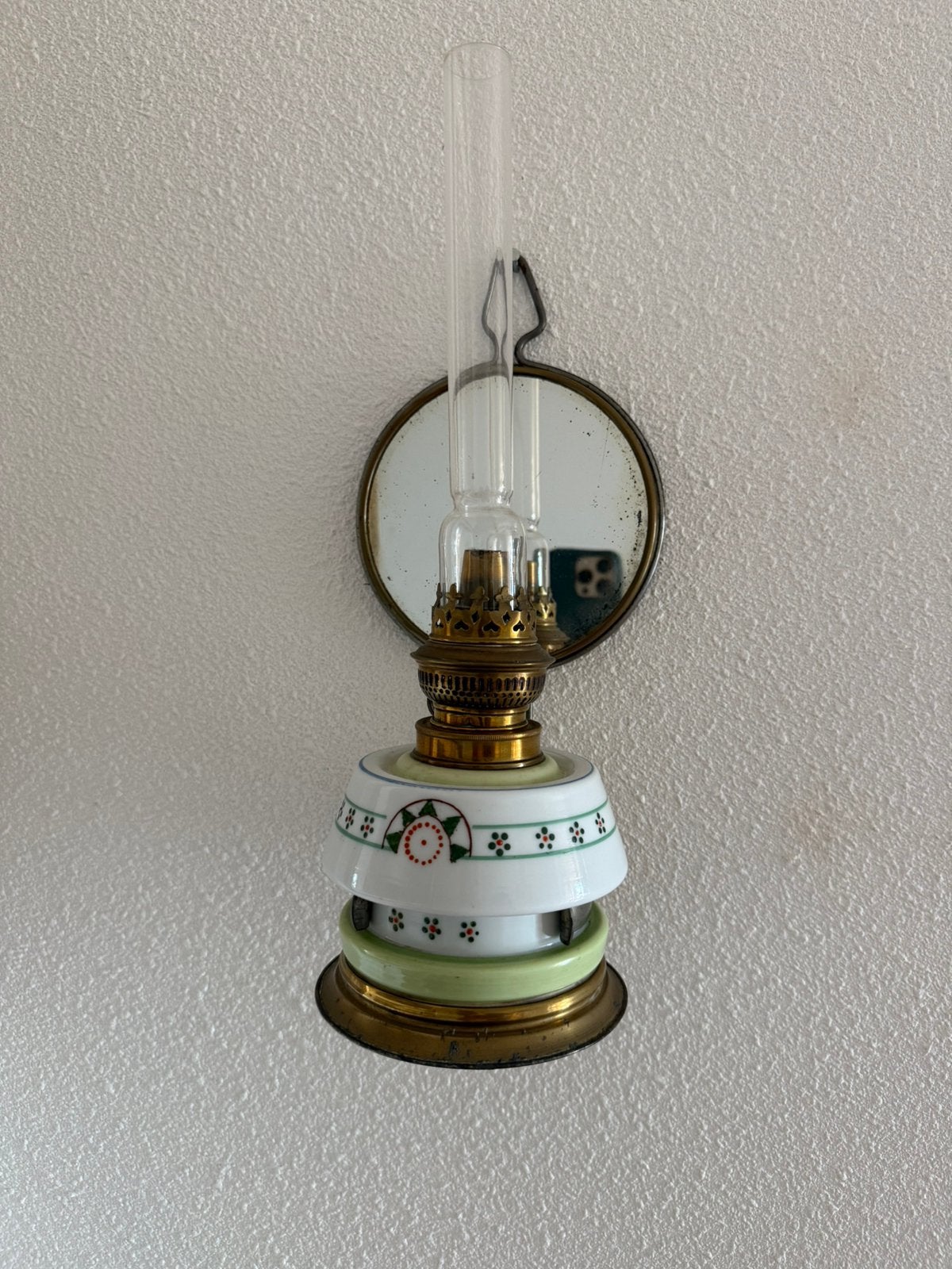Antieke petroleum wandlamp met porselein, messing en spiegel, Ophalen