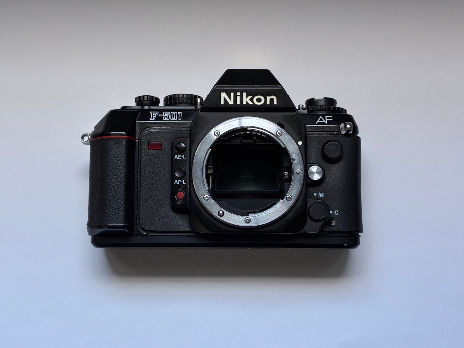 Nikon F-501 / Nagekeken en getest, Audio, Tv en Foto, Fotocamera's Analoog, Ophalen of Verzenden, Refurbished, Spiegelreflex, Nikon