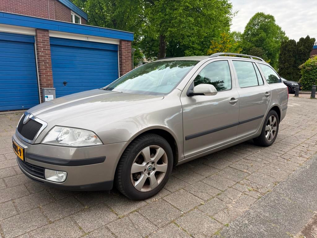 Skoda Octavia Combi 1.6 FSI 85kw Airco Cruise NAP, Voorwielaandrijving, Gebruikt, 4 cilinders, Parkeersensor