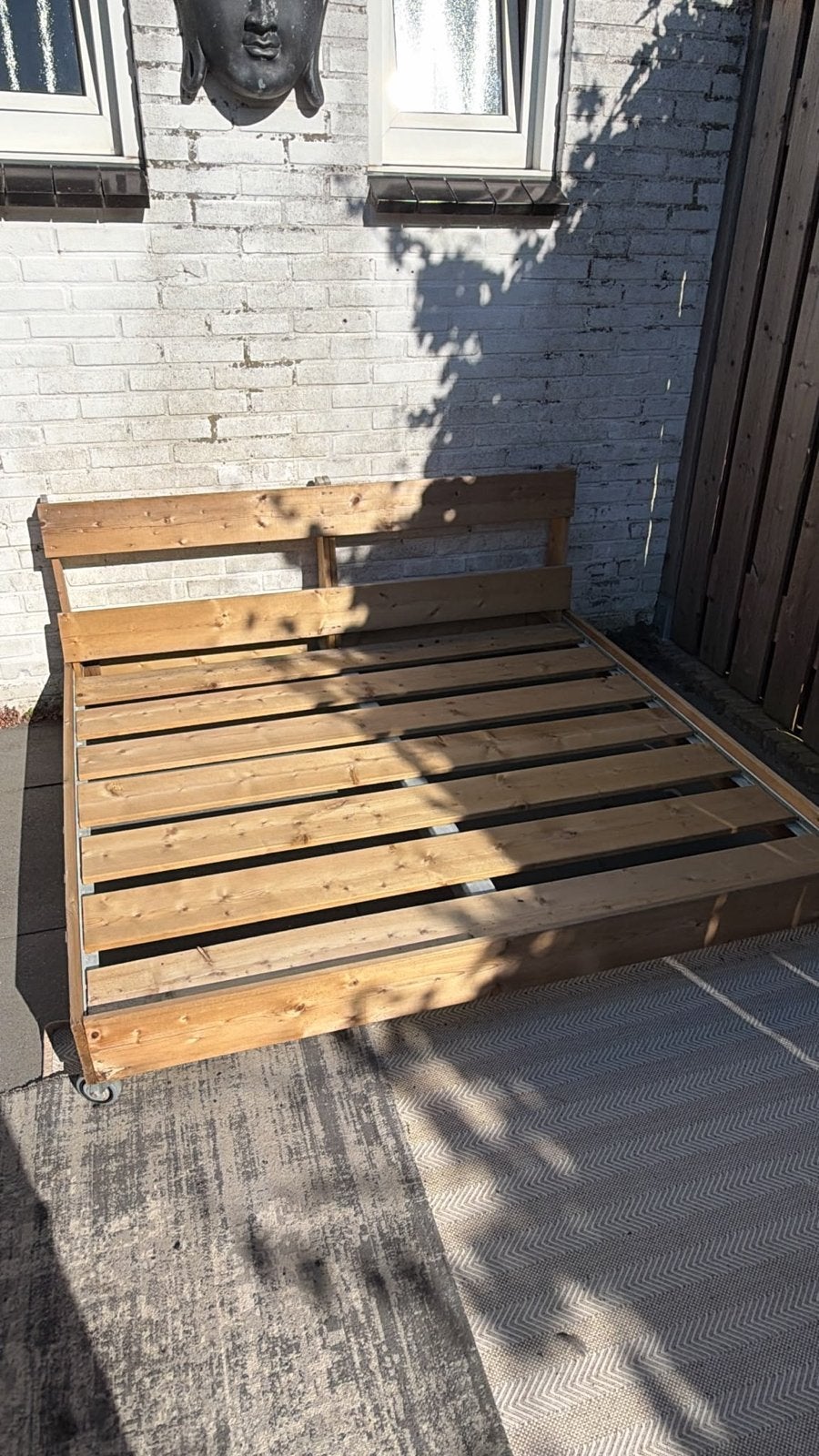 Houten loungebed/palletbed met wielen, Huis en Inrichting, Ophalen, Gebruikt, Bruin, Tweepersoons