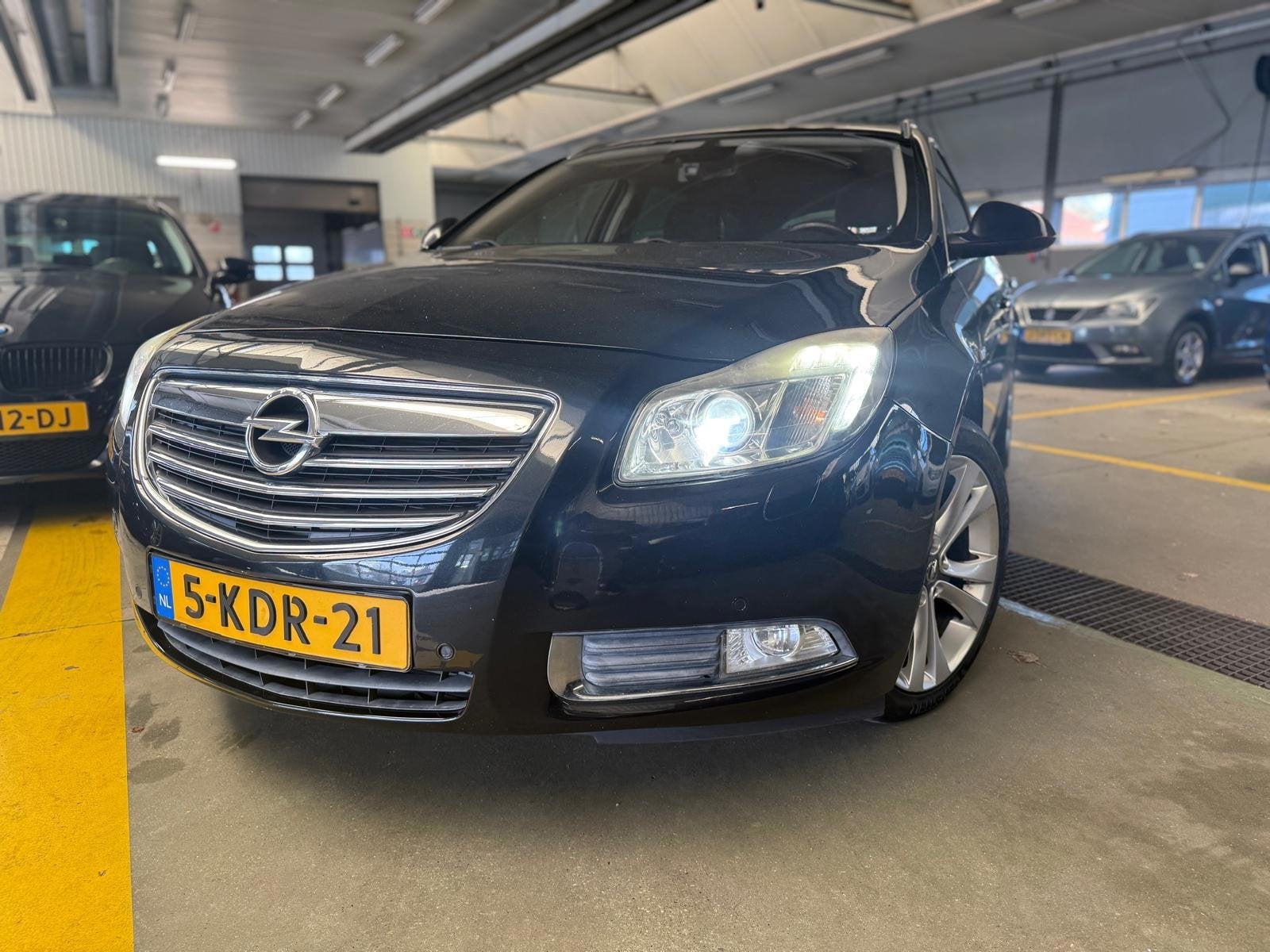 Opel Insignia Sports Tourer 2.0 CDTI Cosmo | Automaat | LMV, Auto's, Opel, Euro 5, 4 cilinders, Leder en Stof, Zwart