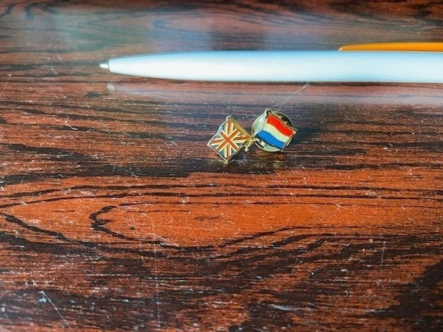 Netherlands - Canadian pin Canada Dutch flag maple leaf pin, Ophalen of Verzenden, Gebruikt, Stad of Land, Speldje of Pin
